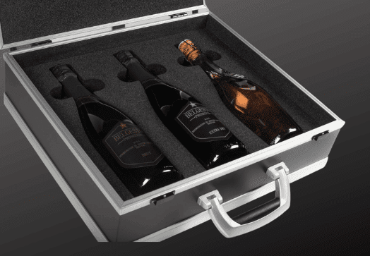 Aluminium koffer op maat voorzien van schuiminterieur waar Belgesto Prosecco flessen in het schuiminterieur liggen